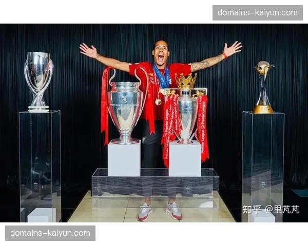 荷兰无冕之王迎来最后救赎 范戴克领衔英超顶配防线冲击冠军